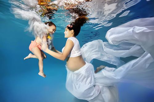 Maternitat sota l'aigua