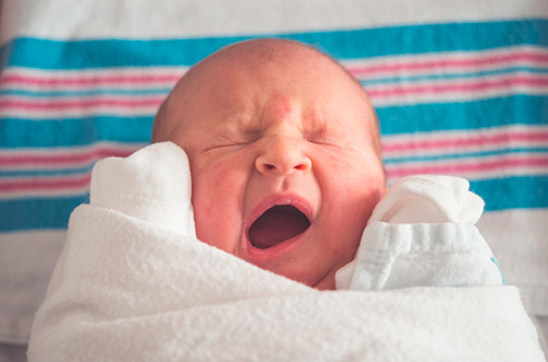 Els nens dormen més i millor si prenen sòlids des dels 3 mesos