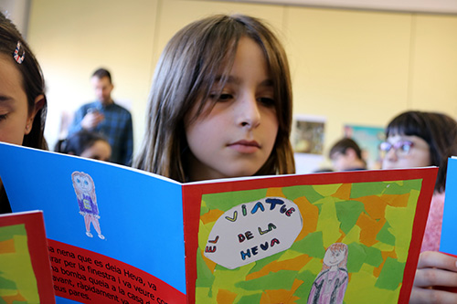 Alumnes de 9 anys de l'escola Puigberenguer de Manresa editen un llibre per explicar com és la vida dels refugiats