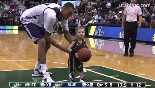 Un nen amb leucèmia és convidat a jugar amb els Utah Jazz