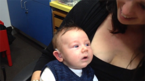 Reacció d'un bebè en sentir-hi per primer cop