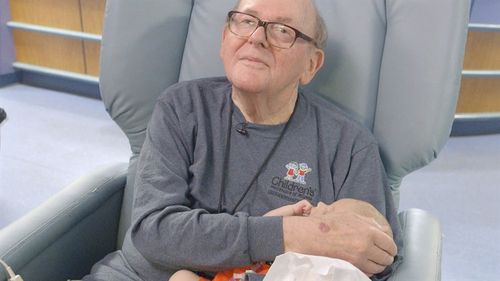 Un avi voluntari que es dedica a cuidar bebès prematurs