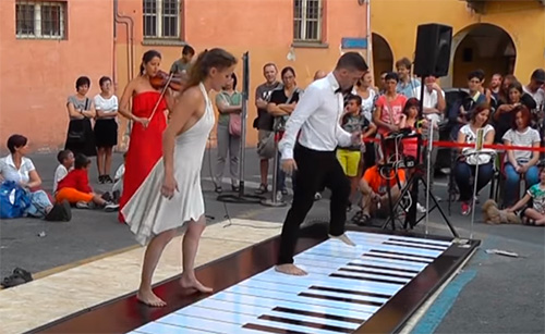 Tocant un gran piano