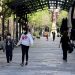 Nens i nenes canvien la fisonomia de Barcelona en el primer dia de passejades des de l’inici del confinament
