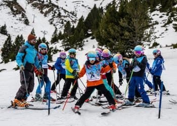 Uns 2.600 alumnes de totes les escoles del Pirineu practiquen esquí a través del programa Esport Blanc Escolar
