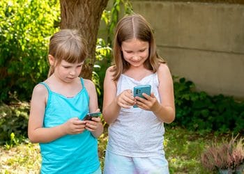 Més de 375.000 infants de 6 a 13 anys a l’Estat passen hores sols amb el mòbil