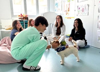 Vall d’Hebron incorpora gossos a la teràpia de joves i infants amb trastorns mentals per afavorir el benestar emocional