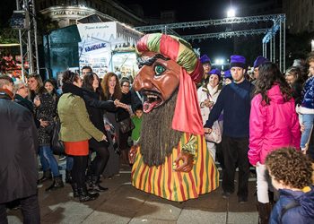 La Carassa de Nadal torna a repartir caramels a la Fira de Santa Llúcia 2025