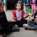 Jugar a picar de mans en català, neix una iniciativa per fomentar la llengua al pati de les escoles