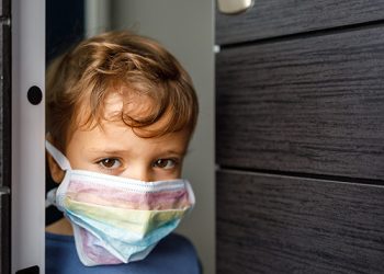 Descriuen alteracions immunitàries específiques en infants amb covid persistent