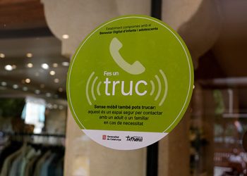 Engeguen una campanya perquè infants i adolescents sense mòbil puguin anar als comerços a trucar en cas de necessitat