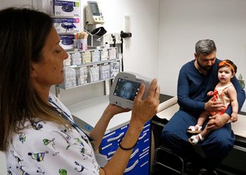 L’Àrea Bàsica de Salut de Salt impulsa un cribratge per detectar l’ull gandul en infants de menys de 18 mesos
