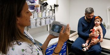 L’Àrea Bàsica de Salut de Salt impulsa un cribratge per detectar l’ull gandul en infants de menys de 18 mesos