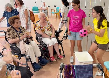 Viure una setmana de casal d’estiu a la residència dels avis: “Aprenem d’ells i ells aprenen de nosaltres”