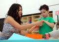 Alumnes d’un institut de Manresa apropen el català a les aules de primària a través de contes i activitats lúdiques
