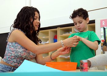 Alumnes d’un institut de Manresa apropen el català a les aules de primària a través de contes i activitats lúdiques