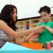Alumnes d’un institut de Manresa apropen el català a les aules de primària a través de contes i activitats lúdiques