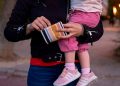 La complexitat dels tràmits continua deixant famílies fora de les prestacions socials