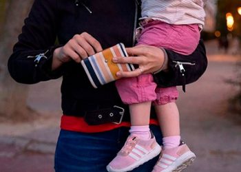 La complexitat dels tràmits continua deixant famílies fora de les prestacions socials