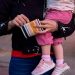 La complexitat dels tràmits continua deixant famílies fora de les prestacions socials