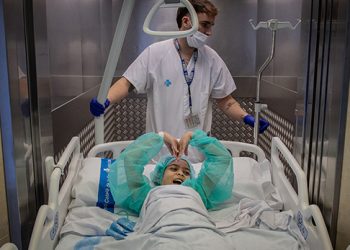 Una exposició al Palau Robert indaga en l’acollida sanitària a Catalunya d’infants de Gaza