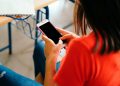 Cap infant i adolescent incomunicat: Barcelona habilita telèfons gratuïts als equipaments municipals