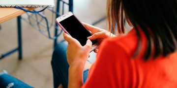 Cap infant i adolescent incomunicat: Barcelona habilita telèfons gratuïts als equipaments municipals