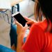 Cap infant i adolescent incomunicat: Barcelona habilita telèfons gratuïts als equipaments municipals