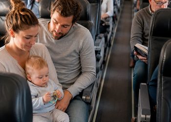 Els infants molesten als avions? El debat sobre els vols només per a adults