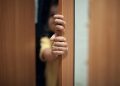 Com protegir les portes perquè els nens no es facin mal