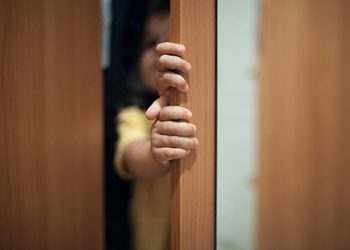 Com protegir les portes perquè els nens no es facin mal