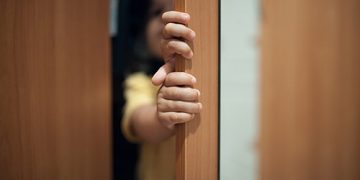 Com protegir les portes perquè els nens no es facin mal